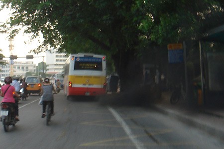Xả khói đen đầy đường là "chuyện thường" với xe buýt